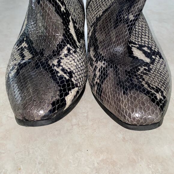 Aquatalia Gray Snake Skin Ankle Boots Embossed Leather Booties Size 6.5 - Picture 6 of 8